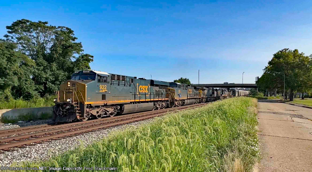 CSX 922 leads M277.